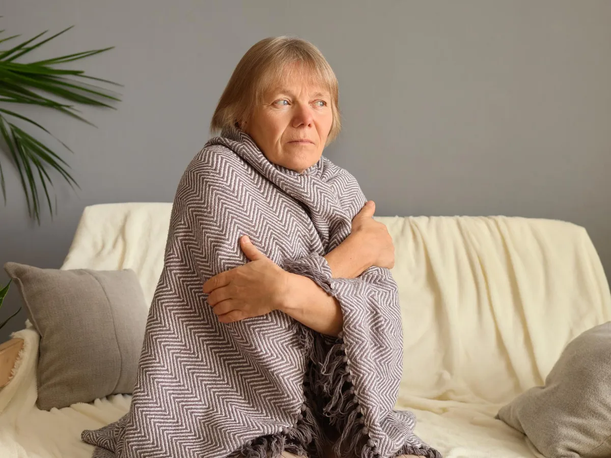 Pensionară la pensie, acasă - Foto: Freepik