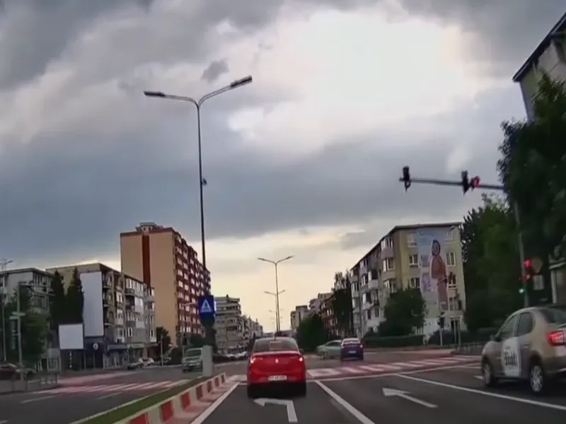 VIDEO A  intrat tare în intersecție, forțând pe culoarea galbenă a semaforului. Impact nimicitor