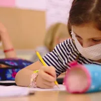 O treime din școlile din București, închise de COVID. Lista școlilor care au trecut, azi., în online / dw.com
