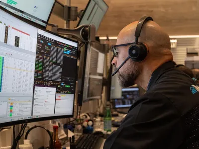Trader de la New York Stock Exchange urmărind evoluţia indicilor de piaţă - Foto: Profimedia Images