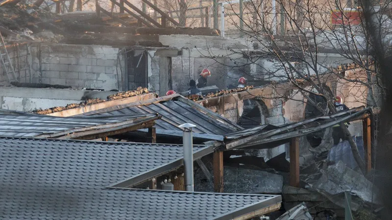 Ferma Dacilor a fost distrusă de un incendiu în a doua zi de Crăciun Foto: INQUAM PHOTOS/Bogdan Buda