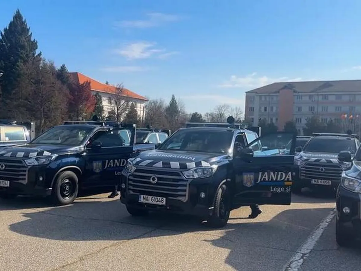Jandarmeria a plătit 20.000 € în plus să pună 8 opționale pe mașină: girofar, cârlig, roți de iarnă - Foto: captură ecran
