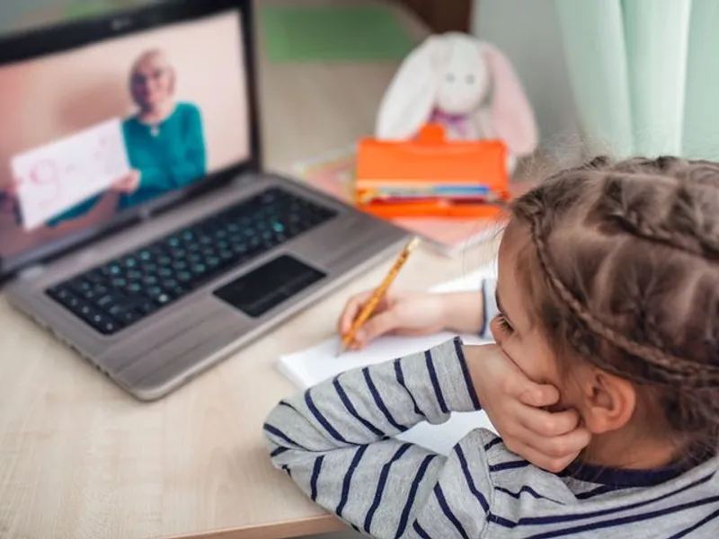 14 școli din Capitală nu au convins niciun profesor să se vaccineze. Tot atâtea au ieșit din online/ Huff UK