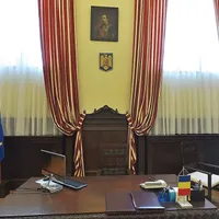 Deasupra scaunului de rector al universității ieșene, acum ocupat de ministrul Justiției, tronează portretul lui Al. I. Cuza