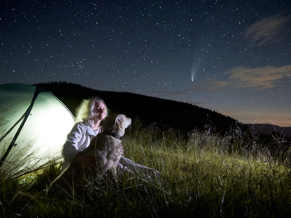 Femeie care se uită la cer Foto: Freepik (imagine cu rol ilustrativ)