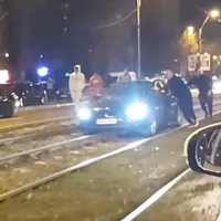 Un șofer din Dâmbovița și-a transformat BMW-ul în tramvai în București. A rămas suspendat. - Foto: captură video