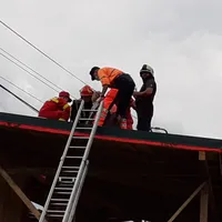 Un tânăr s-a urcat pe casă pentru a lucra la acoperiș. A murit electrocutat. / Foto: stiri-neamt.ro