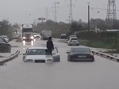 Cod roșu de ploi torențiale în Constanța. Inundații pe străzi. Mașini luate de șuvoaie - Foto: Facebook/Meteoplus