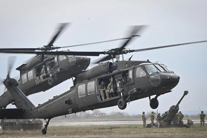 Două elicoptere Black Hawk, la Constanţa, &icirc;ntr-o demonstraţie a Diviziei Aeropurtate 101 a Armatei Americane - Foto: Profimedia Images