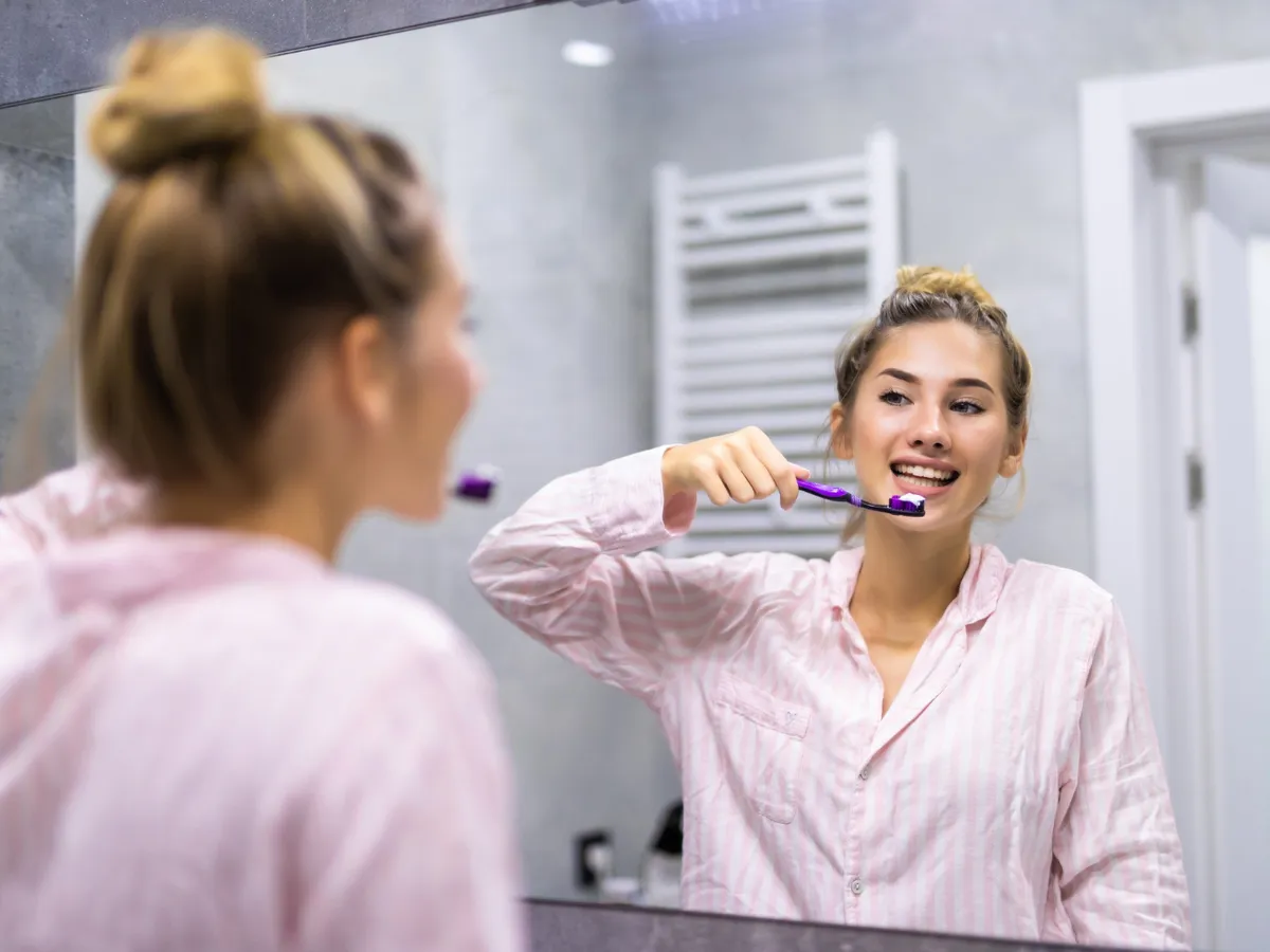 Cum să-ți albești dinții natural, fără laser? Ai tot ce-ți trebuie acasă, costă doar 3 lei