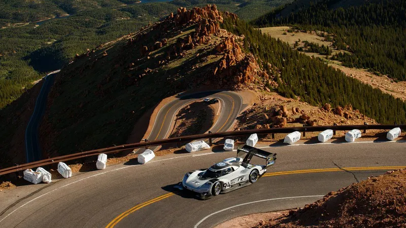 Romain Dumas a doborât recordul stabilit în 2013 de Sebastien Loeb în celebra cursă Pikes Peak International Hillclimb.
