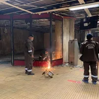 Demolarea spațiilor comerciale de la metrou continuă, sindicaliștii USLM acuză autoritățile. / Foto: Facebook