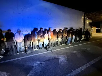 16 migranți din Irak și Siria, descoperiți într-un camion de marfă la Nădlac - Foto: Poliția de frontieră