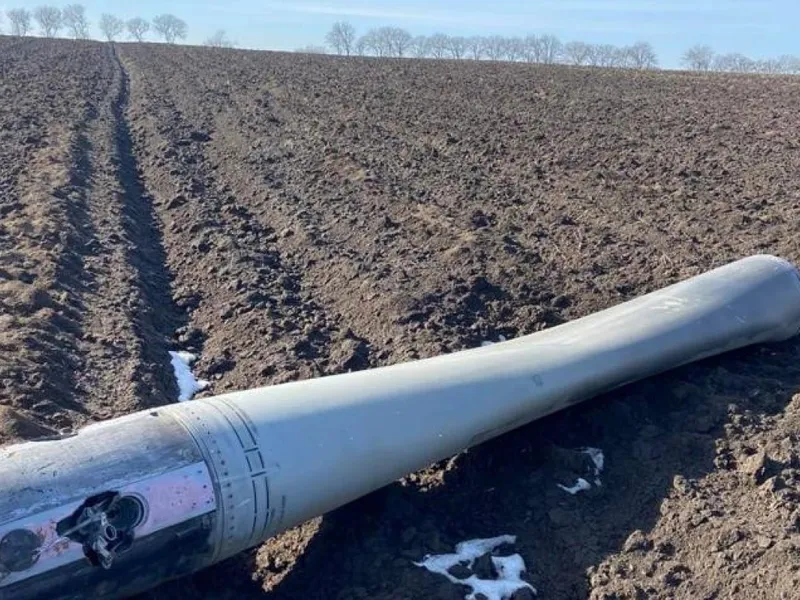 Fragmente dintr-o rachetă rusească, descoperite  pe un câmp de Poliția de Frontieră din R. Moldova - FOTO: tv8.md