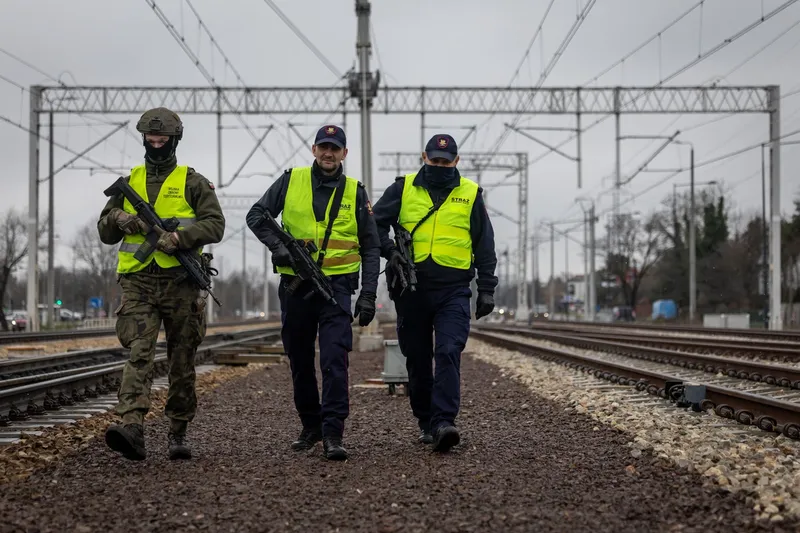 Garda de securitate feroviară patrulează de-a lungul liniilor de cale ferată din suburbiile Varșoviei, Polonia - Foto: Profimedia Images