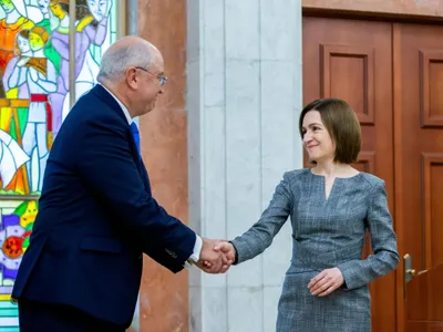 Preşedintele R. Moldova, Maia Sandu, îi strânge mâna noului premier, Alexandru Munteanu - Foto: Profimedia Images