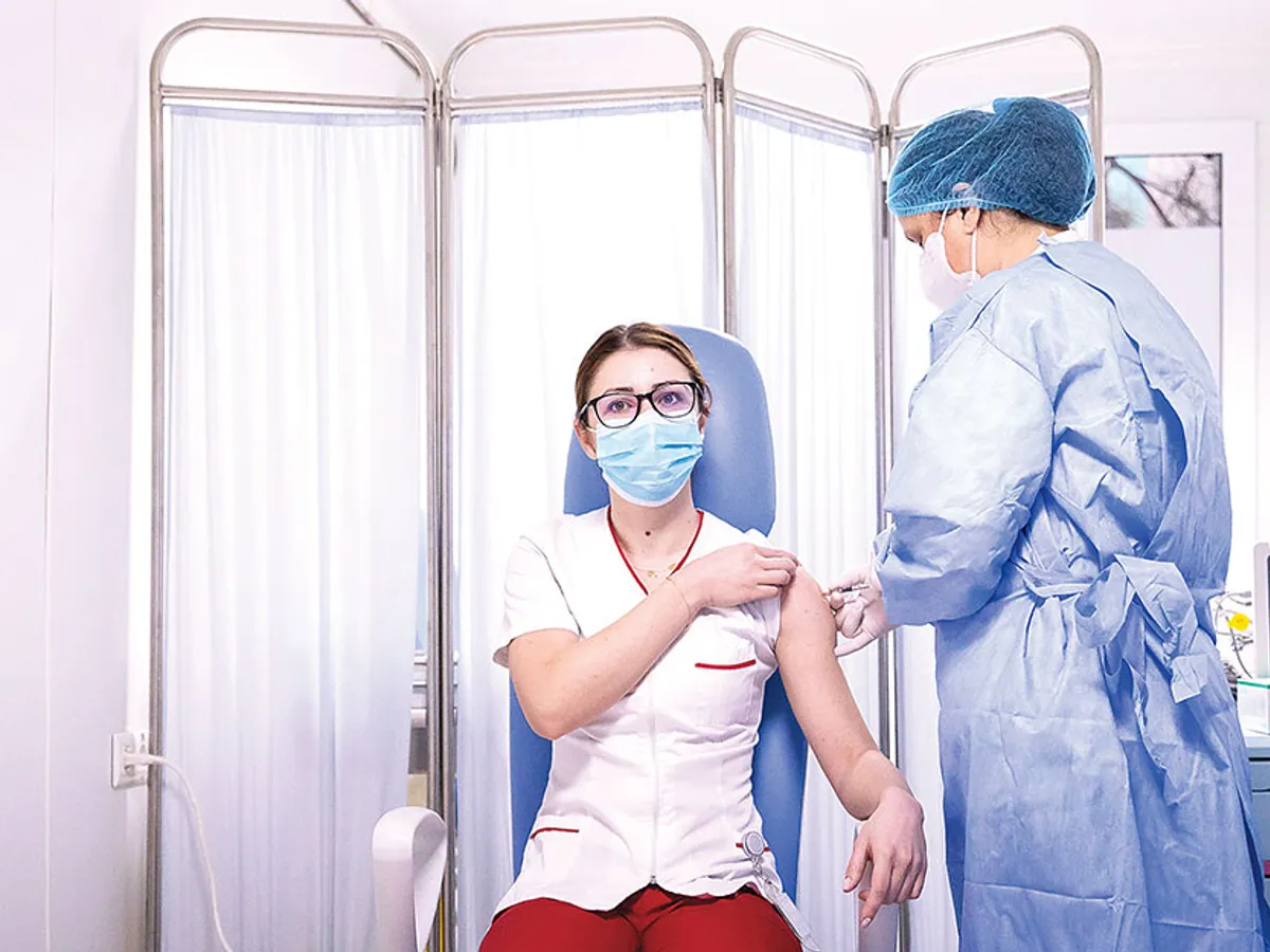 Asistenta 
Mihaela Anghel   (26 de ani), de la Institutul „Matei Balș“ este prima persoană vaccinată împotriva coronavirusului. Românii sunt încă reticenți la vaccinare