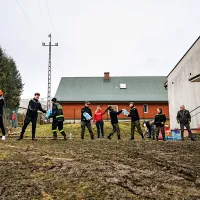 Mână de ajutor Voluntarii descarcă donații pentru a ajuta refugiații ucraineni, la o școală din Kroscienko, Polonia