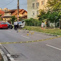 Două mașini de poliție parcate pe stradă, pe contrasens, lovite de o șoferiță „talentată”. / Foto: tion.ro