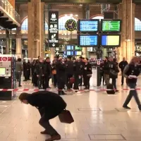 Atac cu cuţitul în Gare Centrale, din Paris. Sunt şase răniţi, dintre care unul este în stare gravă - Foto: captură video jn.pt
