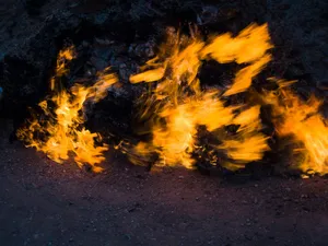 Misterul muntelui care arde neîncetat de 4.000 de ani. Nici ploaia sau ninsoarea nu stinge focul - Foto: Yanar Dag/Profimedia Images