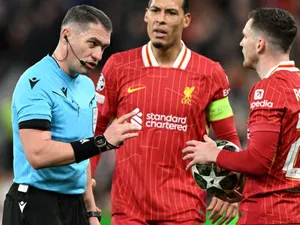 Toți fanii de pe Anfield l-au huiduit pe Istvan Kovacs. Celebrul Mark Clattenburg a dat verdictul, după decizia românului