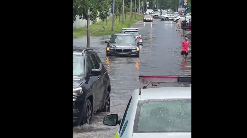 VIDEO Stradă în Capitală unde garsoniera e 100.000€ inundată de ploiae. Apa a intrat la BMW în motor - Foto: Fb