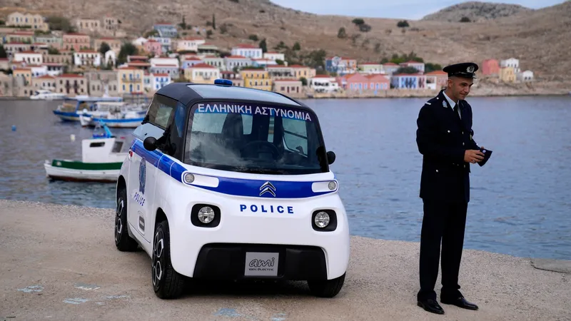 Pleci cu mașina în Grecia? „Explodează” amenzile: telefon/parcare - 2.000 €, „curse” - 8.000 € - Foto: Profimedia Images (Imagine cu rol ilustrativ)