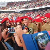 CULT Radu Mazăre și-a construit la Constanța un soi de sectă al cărei lider era: sportiv, cheguevarist, bogat. Aici, la lansarea candidaturii lui Victor Ponta la prezidențiale, în 2014, pe Arena Națională - Foto: INQUAM PHOTOS/ Adriana Neagoe