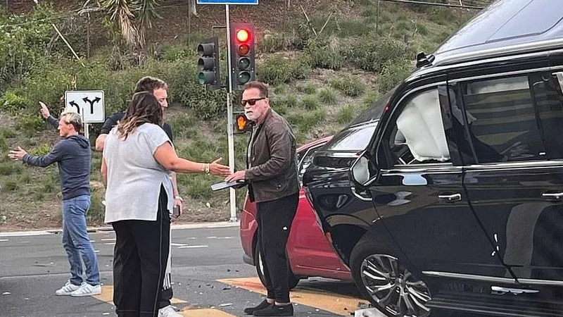 Accident ca în „Terminator”: Schwarzenegger s-au urcat cu monstruosul său GMC Yukon pe un Prius. / Foto: motorious.com