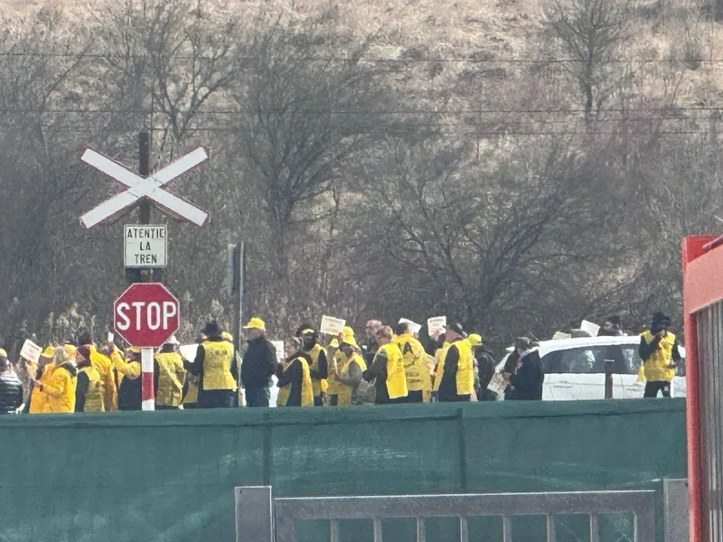 „Mare” protest AUR, anti-SMR, la Doicești: Nu s-au strâns decât 25-30 de simpatizanți - Foto: NW