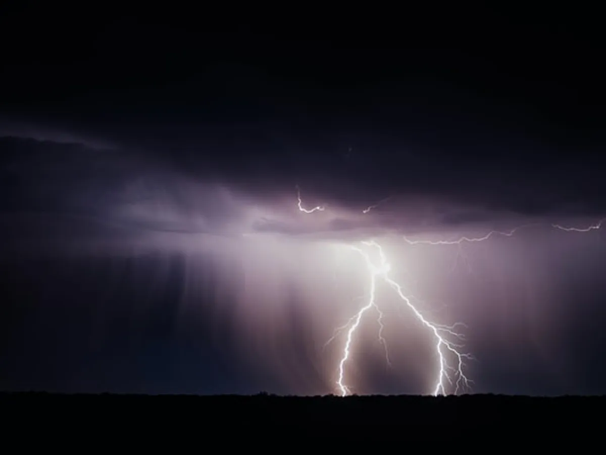 Un preot din Capitală și soția lui au murit după ce casa lor a fost lovită de un fulger/FOTO: Unsplash