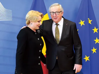 Viorica Dăncilă, alături de Jean-Claude Juncker, președintele Comisiei Europene, într-un moment în care premierul român pare docil în fața liderilor UE