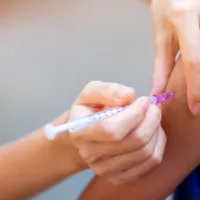 De la 1 august, începe imunizarea tinerilor cu vârste între 12 şi 17 ani cu vaccinul Spikevax. / Foto: digi24.ro