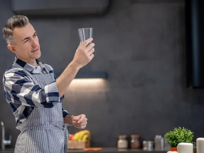 Cum sa faci un lichior cu ouă ca pe vremea bunicilor. Ai nevoie de amidon de porumb ca să iasă gustul aromat - Foto: Freepik (Imagine cu rol ilustrativ)