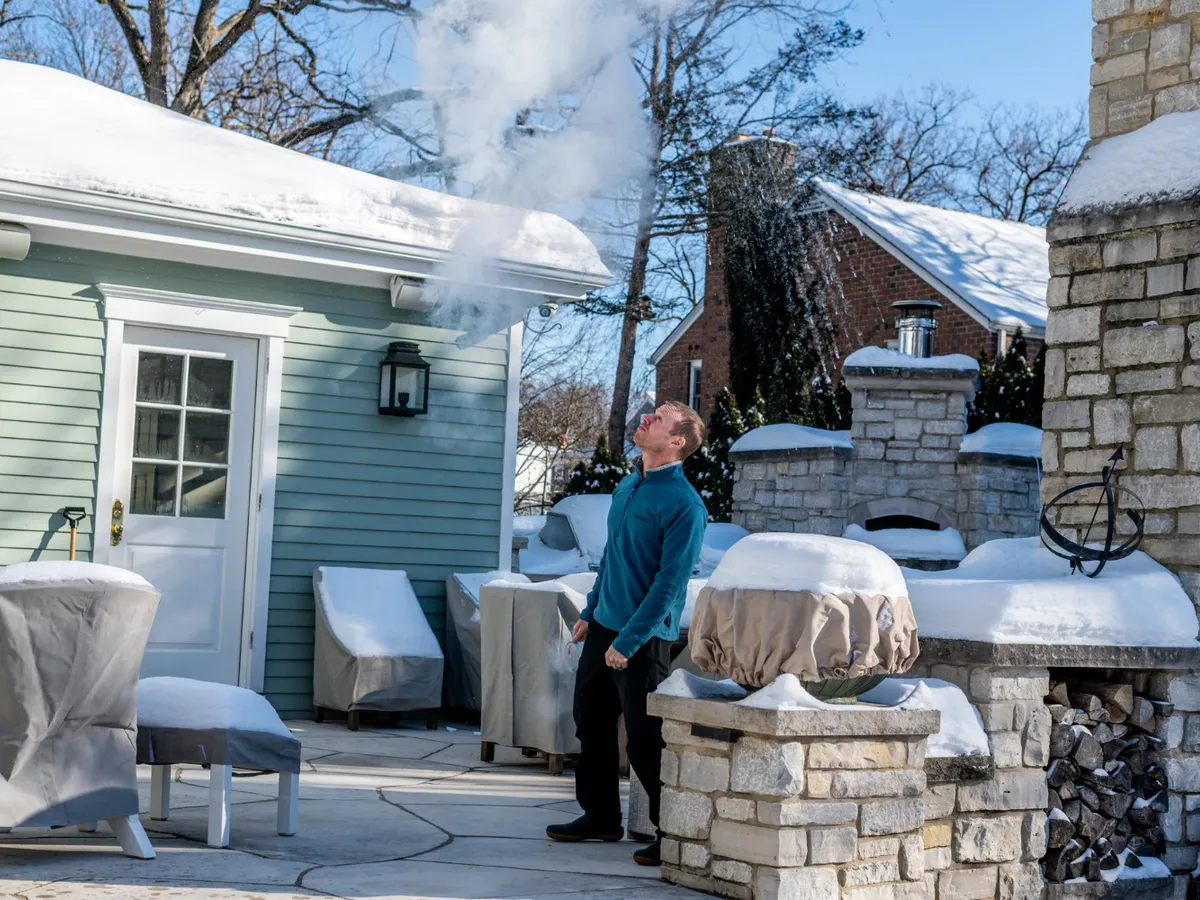 Bărbat în curte, iarna - Foto: Freepik (magine cu rol ilustrativ)