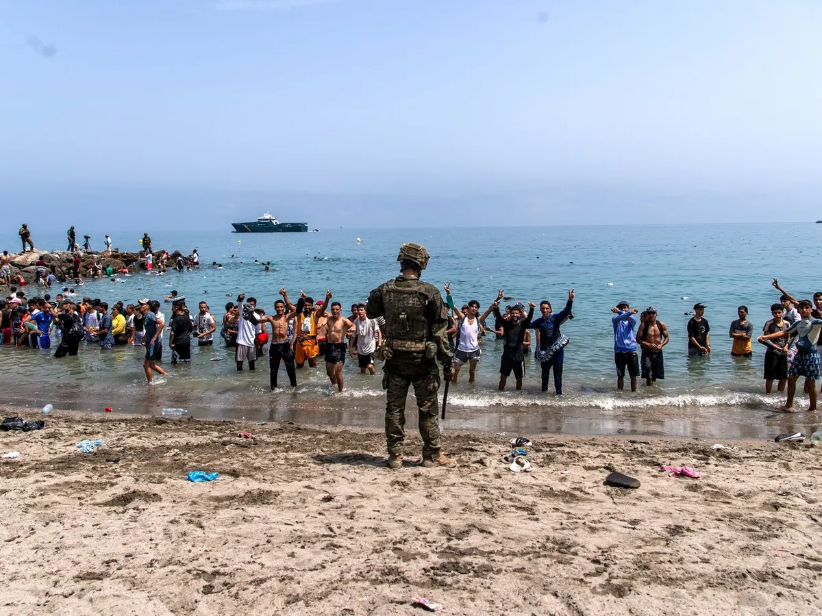 Soldații spanioli blochează accesul marocanilor în Ceuta - Foto: Profimedia Images