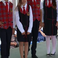 Uniforma şcolară ar diminua diferenţele de statut economic şi social, susțin inițiatorii