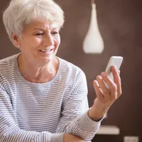 Cum poți afla ora exactă la care pensie pe februarie intră pe card? Mesajul vine pe telefon   - Foto: Freepik