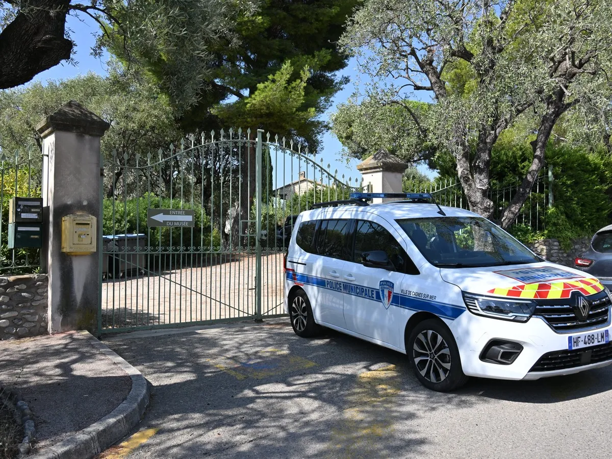Două dintre cele patru tablouri furate din Muzeul Renoir, recuperate după ce au fost abandonate de hoţi