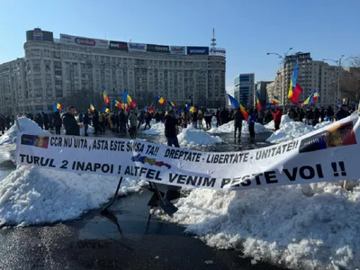 Susținătorii lui Călin Georgescu protestează în București. Jandarmeria a luat măsuri speciale - Foto: Digi24