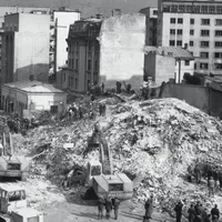 Blocul unde a murit Toma Caragiu la cutremur, înconjurat de imobile cu bulină - Foto: historia.ro