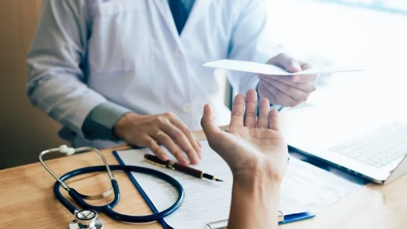 Românii au solicitat 3,2 milioane de certificate de concediu medical în 2020. / Foto: docbook.ro