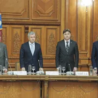 După ce l-a obligat pe Klaus Iohannis să o revoce  pe Kovesi, Valer Dorneanu (stânga)  a primit locuință de protocol