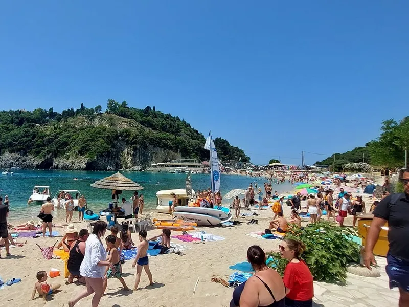 Plajă din Corfu foarte aglomerată Foto: Facebook/Forum Corfu