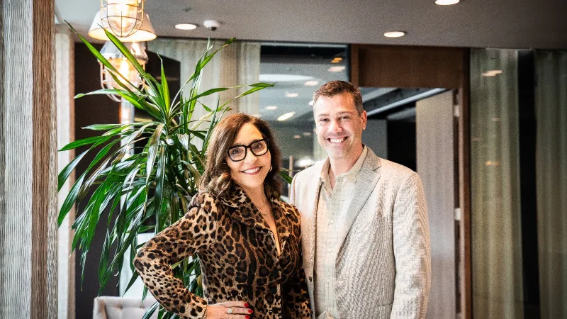 Linda Yaccarino, CEO al X, și Yoni Assia, co-fondator și CEO al eToro
