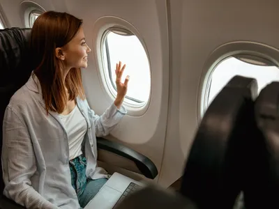 Femeie în avion - Foto: magnific