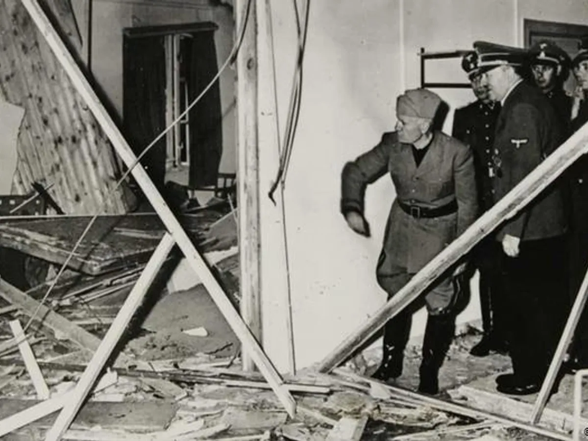Hitler îi arată dictatorului italian Mussolini urmările exploziei din baraca de la „Wolfsschanze"