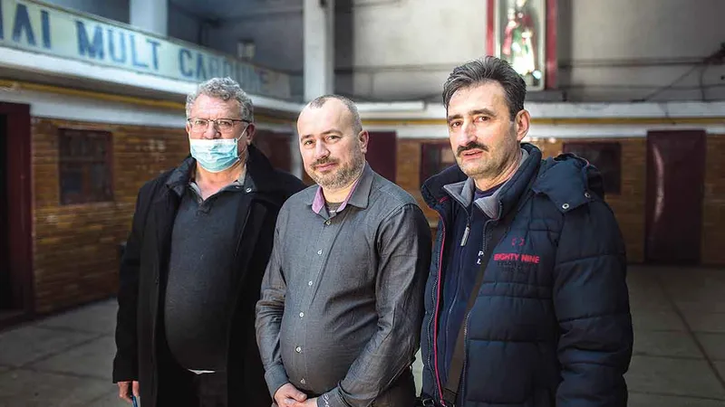 LIDERUL SINDICAL Constantin Crețan (stânga), directorul minei Vulcan, George Gheorghiu (mijloc) și fostul lider sindical, actualmente pensionar Victor Paria (dreapta), în sala de pontaj a minei Vulcan