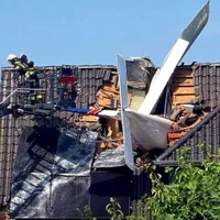 Un avion de mici dimensiuni, de turism, s-a prăbuşit pe acoperişul unei case în Germania. Doi oameni au murit - Foto; X